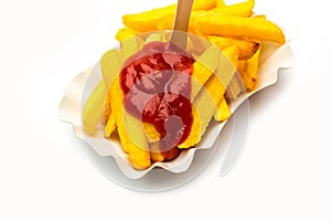 Fritten mit ketchup in einer schale photo
